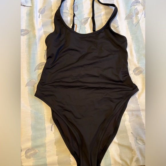Skims One Piece Swimsuits
SIGNATURE SWIM
SCOOP NECK ONE PIECE NWOT new logo - Picture 4 of 8